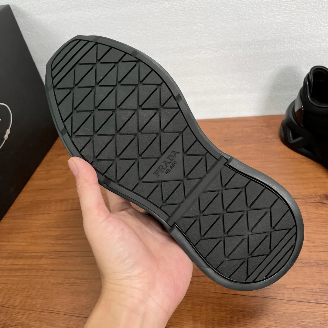 💰720 Code: YS003342 Prada/Prada men's new mesh stitching sneakers. This sneaker presents a modern version, reinterpreting the brand's archive style with clean lines and smooth details. The shoes are made of calf leather and technical fabric, with a triangular metal logo on the outside, bright TPU decoration on the heel, and a longer and padded inner heel design for a more comfortable fit. The tongue is decorated with a silk-screen logo, and is paired with a hollow rubber sole on the heel. The full cowhide lining comes standard with logo cowhide foot pads, making the upper foot taller, more comfortable, and versatile! Comes with full original packaging! Size: 39-40-41-42-43-44 Standard leather shoe size (45 can be customized and does not support returns) Item number: 2EE918 mesh black